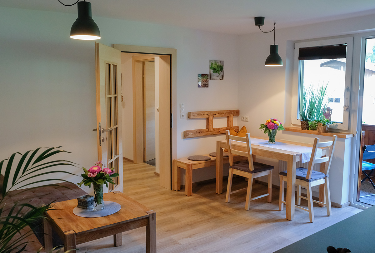 Ferienwohnung in Buch in Tirol: Wohnzimmer mit Küche und Balkon